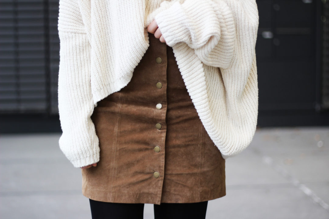Oversize Sweater und Wildlederrock