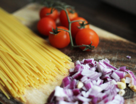 One-Pot-Pasta-Zutaten-Spaghetti-Zwiebeln-Knoblauch-Tomaten